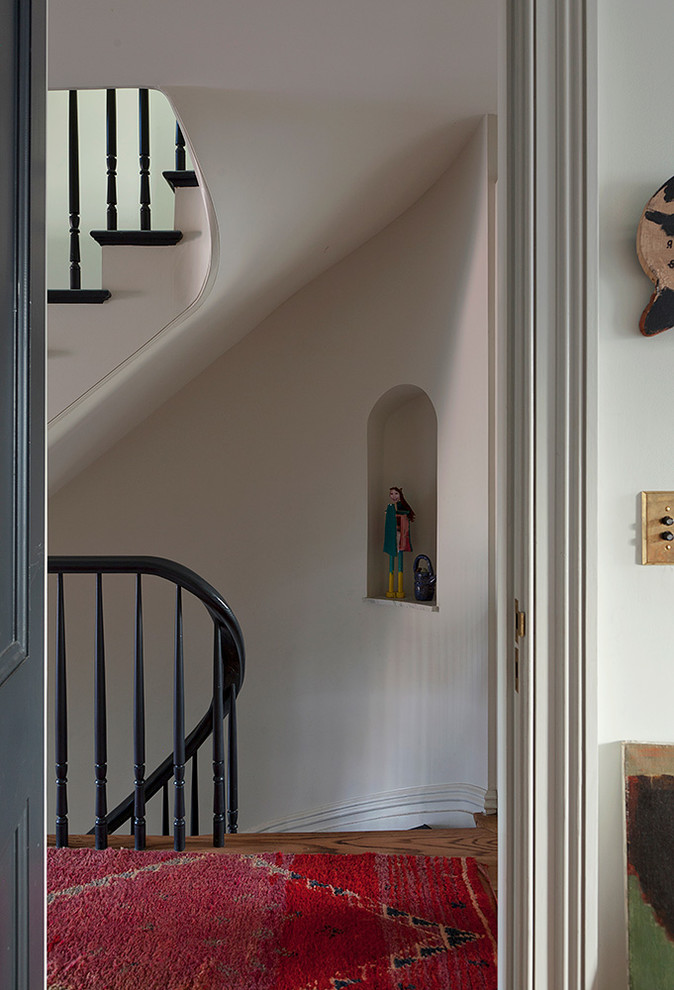 Идея дизайна: изогнутая лестница в стиле неоклассика (современная классика) с деревянными перилами