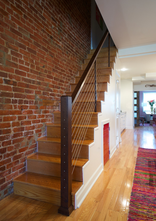 Пример оригинального дизайна: прямая деревянная лестница среднего размера в стиле модернизм с деревянными ступенями