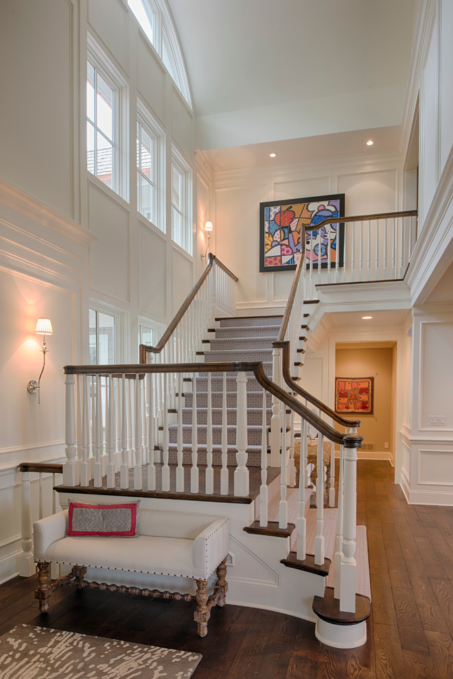Foto de escalera en L clásica de tamaño medio con escalones de madera, contrahuellas de madera pintada y barandilla de madera