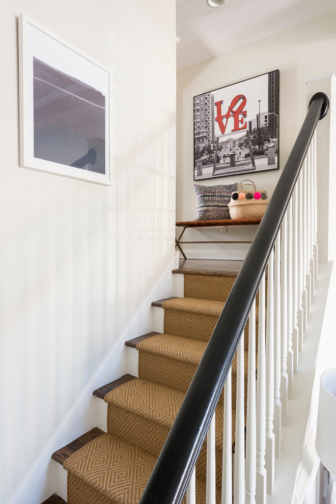 Ejemplo de escalera recta tradicional renovada pequeña con escalones enmoquetados, contrahuellas de madera pintada y barandilla de madera
