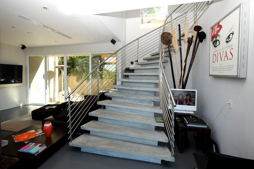 Стильный дизайн: изогнутая бетонная лестница в современном стиле с бетонными ступенями - последний тренд