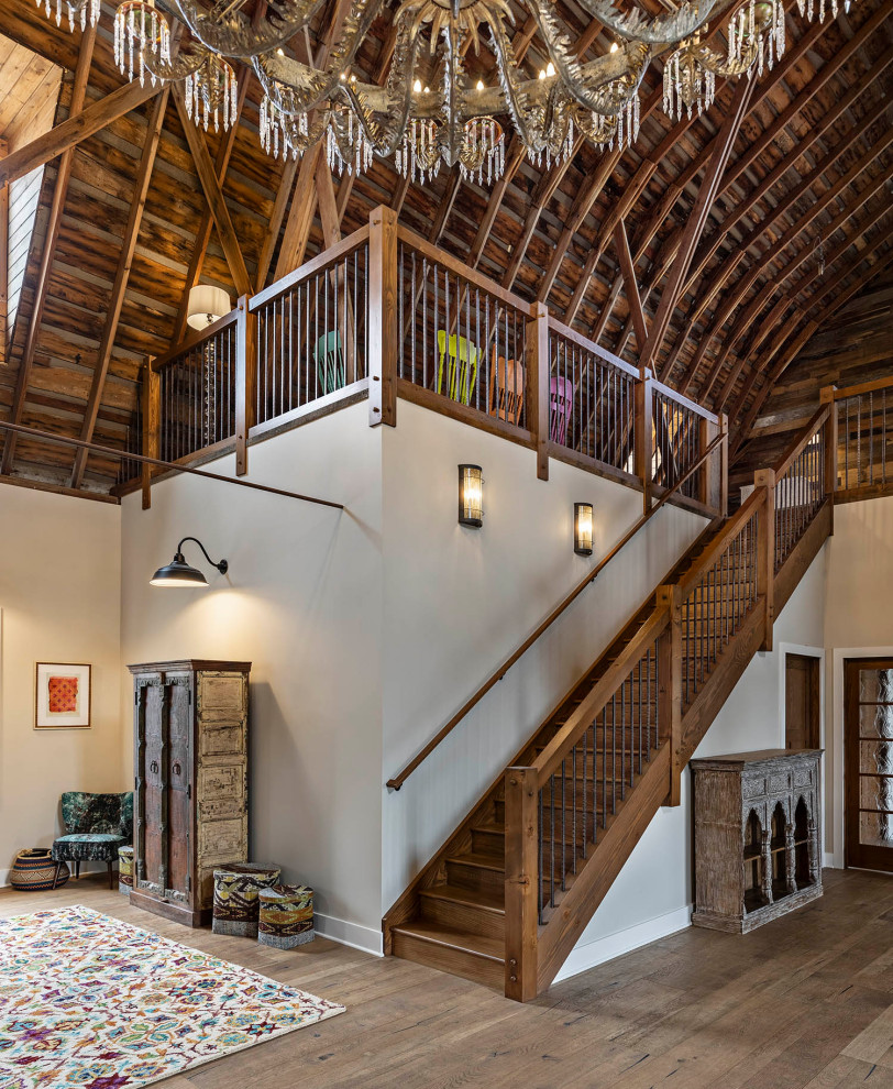 Ejemplo de escalera recta campestre con escalones de madera, contrahuellas de madera y barandilla de madera