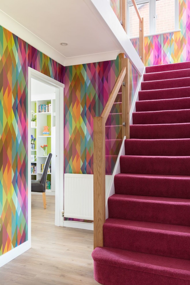На фото: лестница в стиле фьюжн с ступенями с ковровым покрытием, ковровыми подступенками и перилами из смешанных материалов с