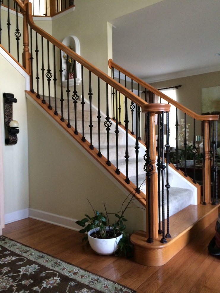 Idée de décoration pour un escalier en L avec des marches en moquette et des contremarches en moquette.