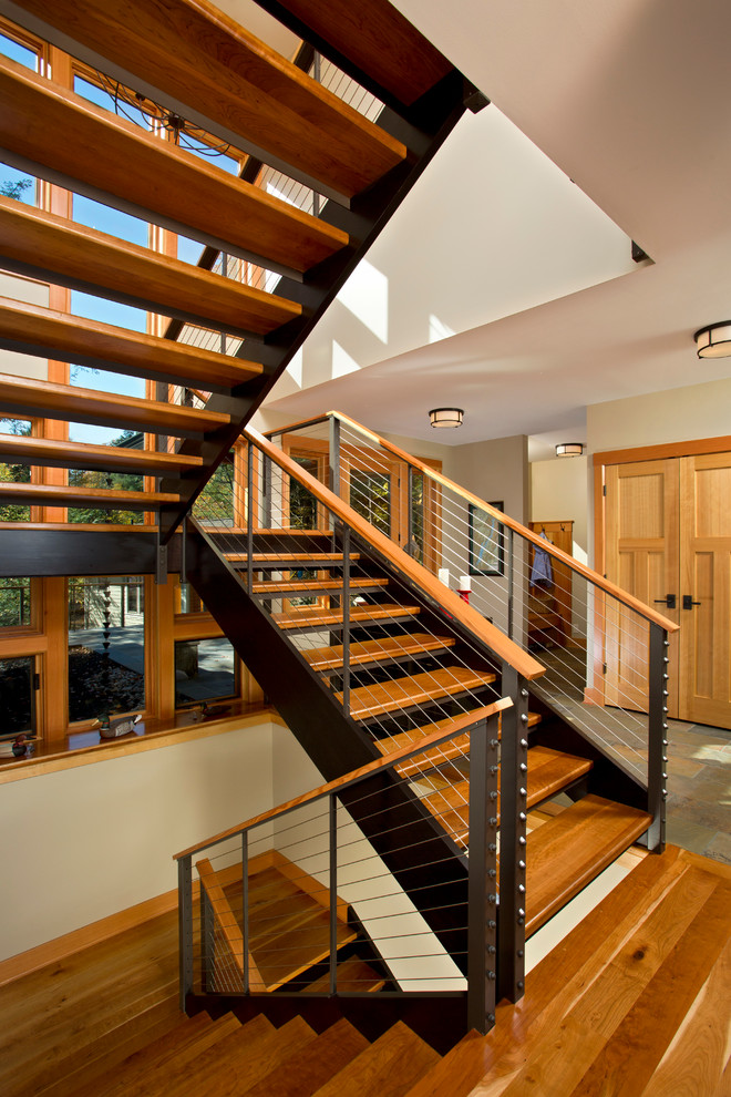 Diseño de escalera en U rústica grande con escalones de madera y contrahuellas de madera
