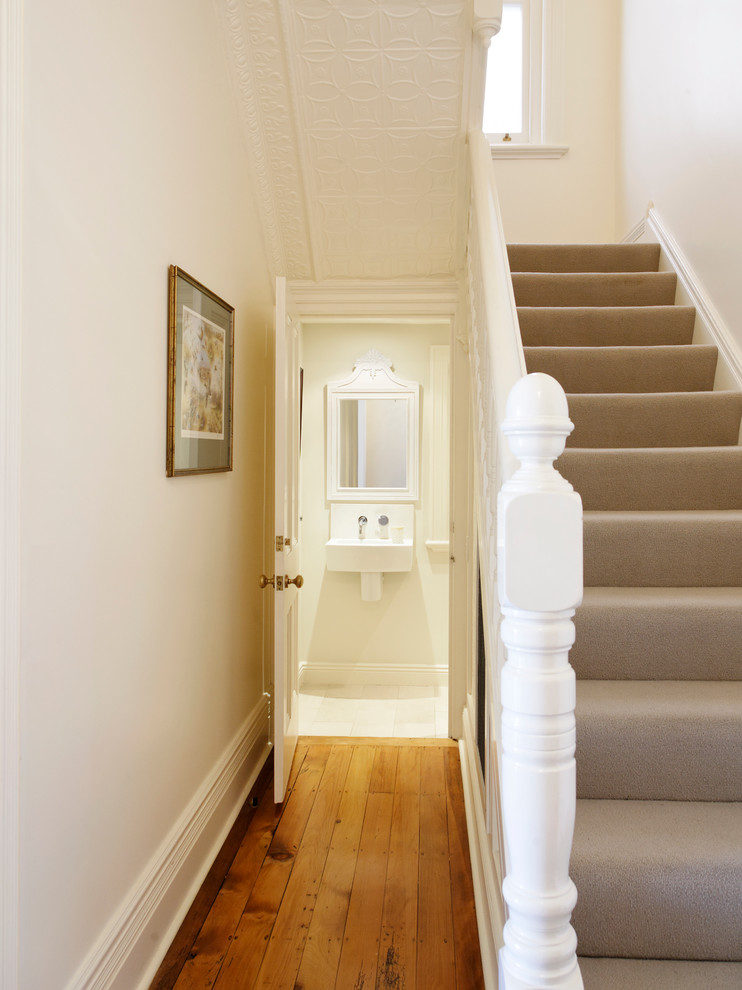 Diseño de escalera clásica renovada pequeña