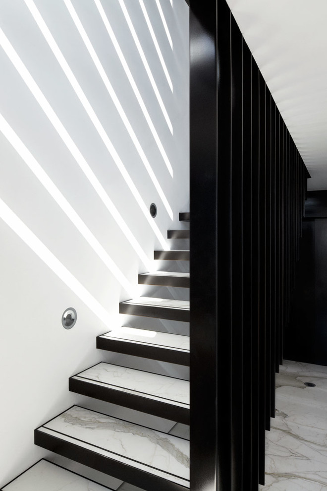 На фото: лестница на больцах, среднего размера в стиле модернизм с мраморными ступенями без подступенок с