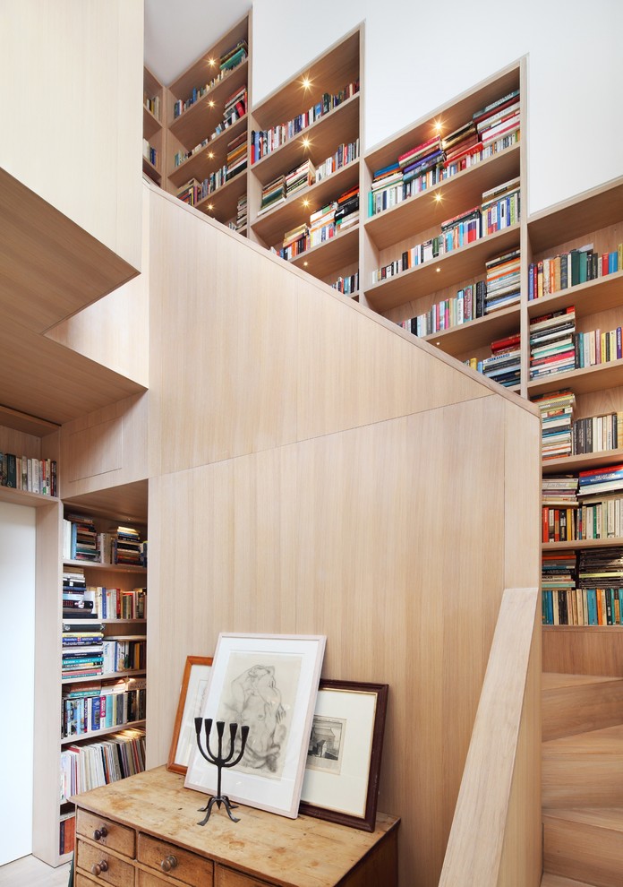 Стильный дизайн: изогнутая деревянная лестница в современном стиле с деревянными ступенями и кладовкой или шкафом под ней - последний тренд