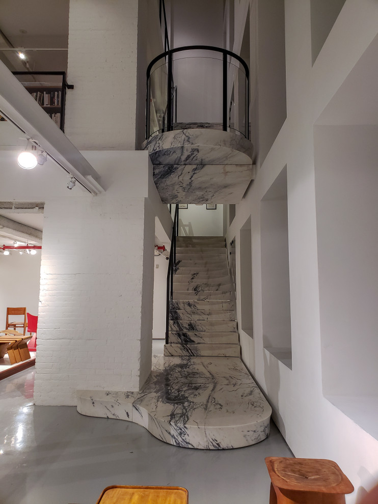 Schwebende, Geräumige Moderne Marmortreppe mit Marmor-Setzstufen in New York