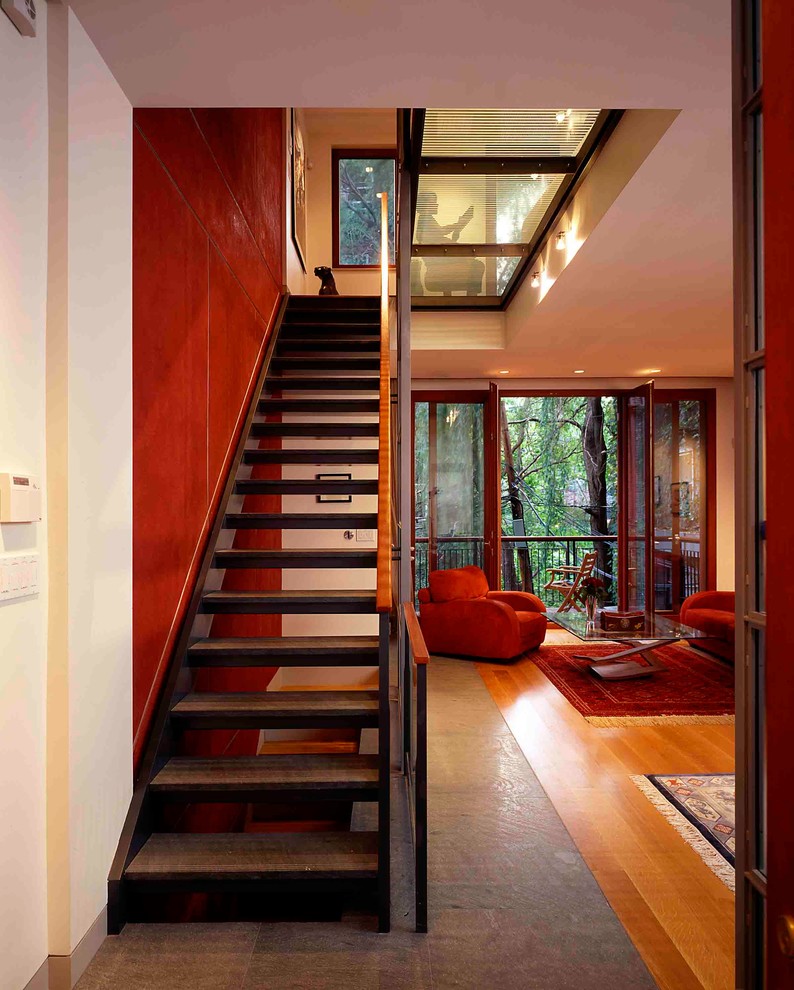 Ejemplo de escalera recta minimalista de tamaño medio sin contrahuella con escalones de madera