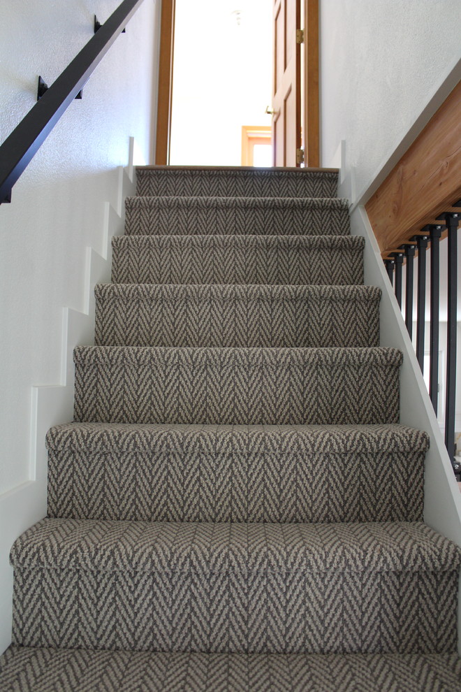Источник вдохновения для домашнего уюта: изогнутая лестница в стиле лофт с ступенями с ковровым покрытием и металлическими перилами