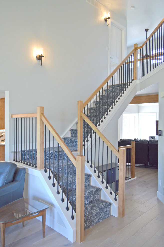 Idée de décoration pour un escalier tradition en L de taille moyenne avec des marches en bois, des contremarches en bois et un garde-corps en matériaux mixtes.