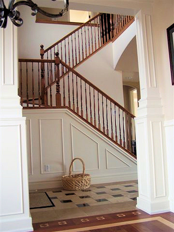 Modelo de escalera en U clásica de tamaño medio con escalones de madera y contrahuellas de madera pintada