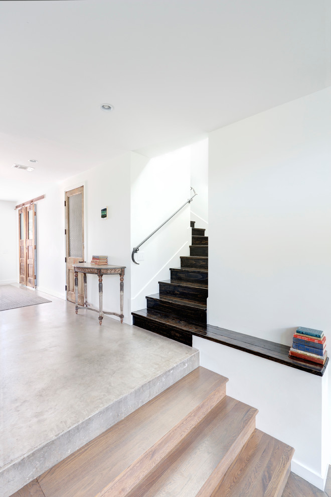 Cette photo montre un grand escalier tendance en U avec des marches en bois et des contremarches en bois.