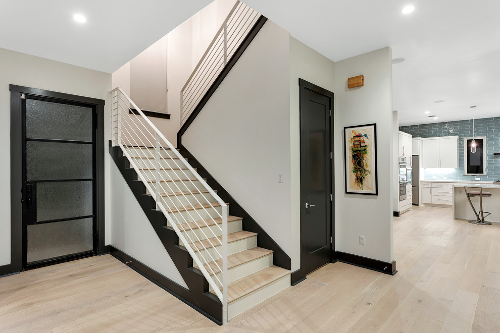 Foto de escalera en U clásica renovada de tamaño medio con escalones de madera y contrahuellas de madera pintada