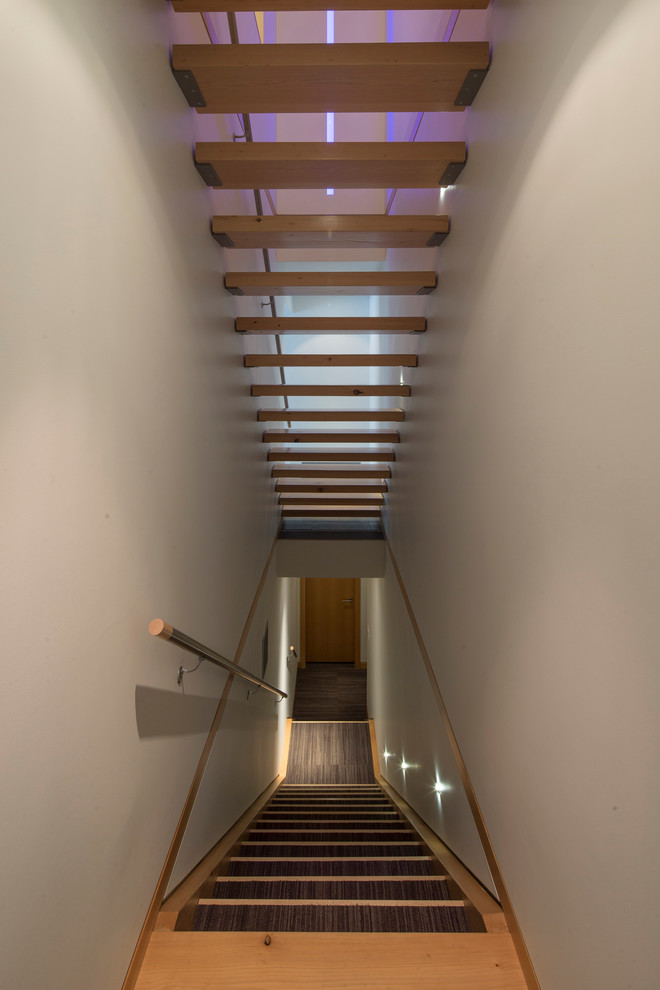 Пример оригинального дизайна: лестница на больцах в современном стиле с деревянными ступенями