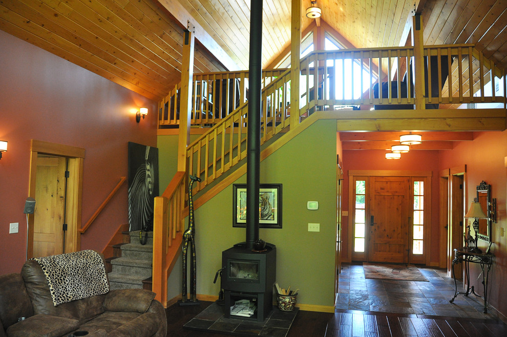 Ejemplo de escalera en L de estilo americano de tamaño medio con escalones de madera y contrahuellas de madera