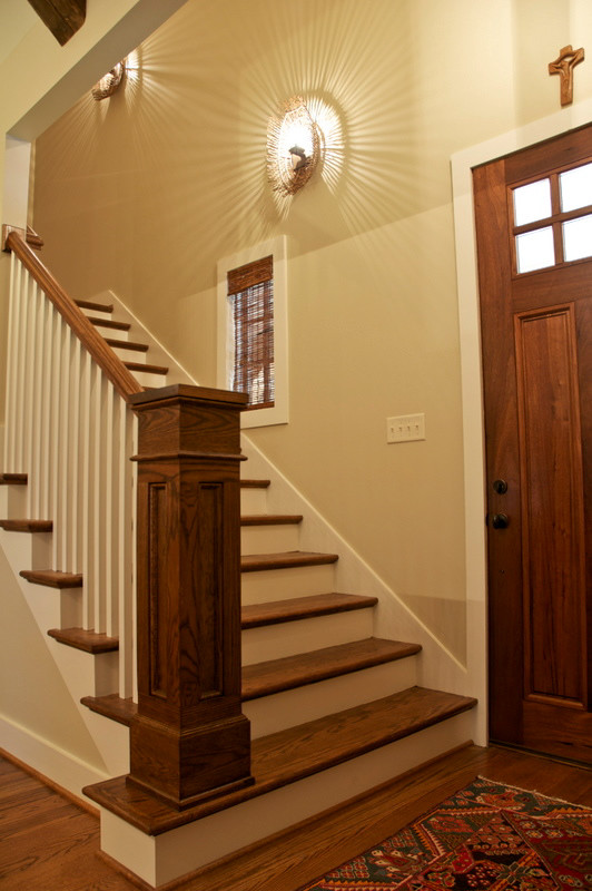Diseño de escalera en U tradicional de tamaño medio con escalones de madera, contrahuellas de madera pintada y barandilla de madera
