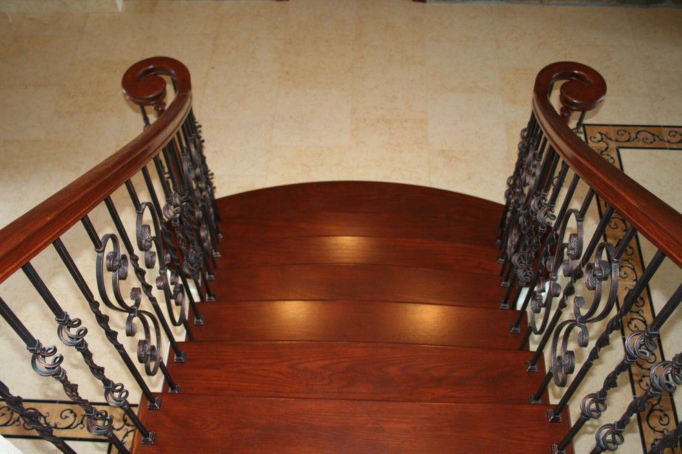 Стильный дизайн: большая прямая деревянная лестница в средиземноморском стиле с деревянными ступенями - последний тренд