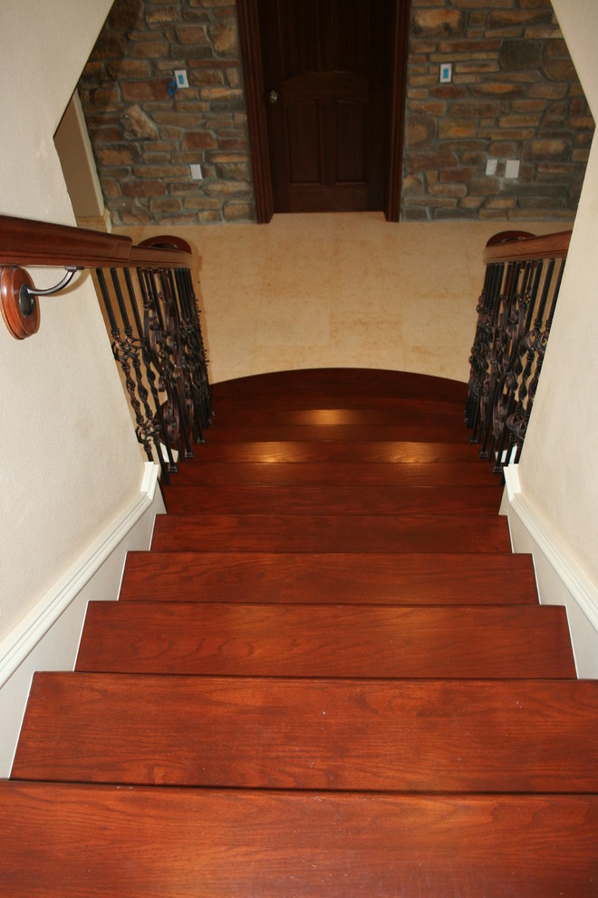 Idée de décoration pour un grand escalier droit méditerranéen avec des marches en bois et des contremarches en bois.