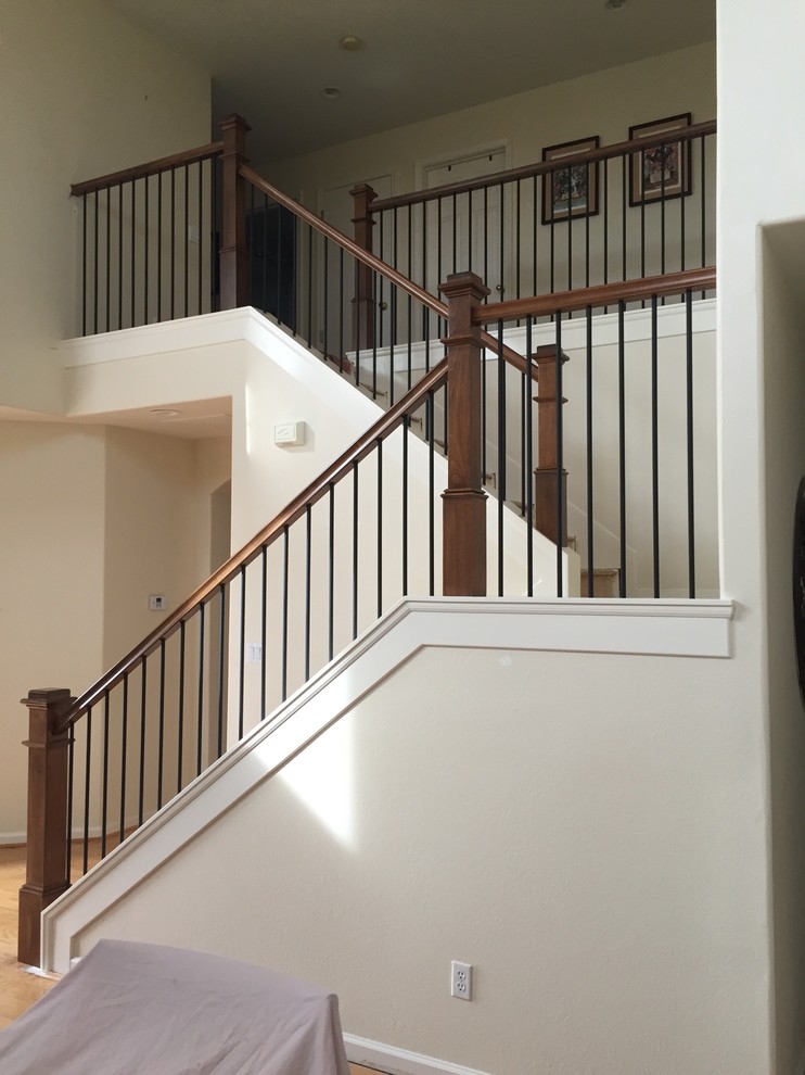 Exemple d'un escalier tendance en U de taille moyenne avec des marches en moquette et des contremarches en moquette.