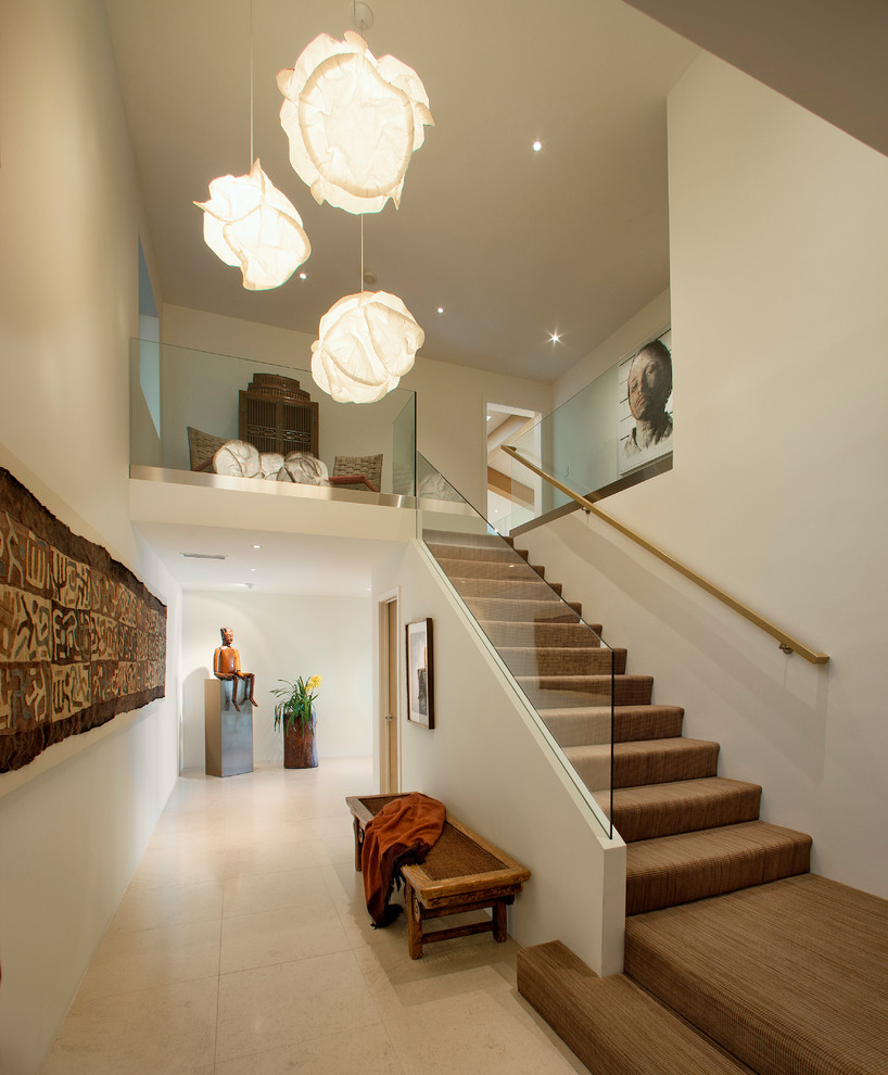 На фото: прямая лестница в современном стиле с ступенями с ковровым покрытием и ковровыми подступенками с