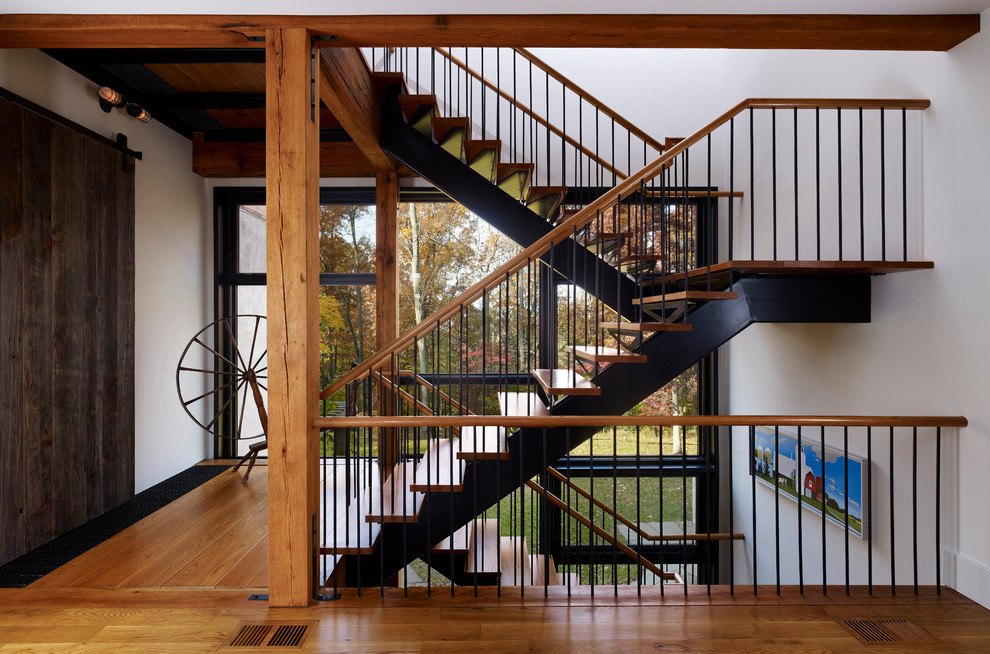 Ejemplo de escalera de estilo de casa de campo sin contrahuella con barandilla de varios materiales