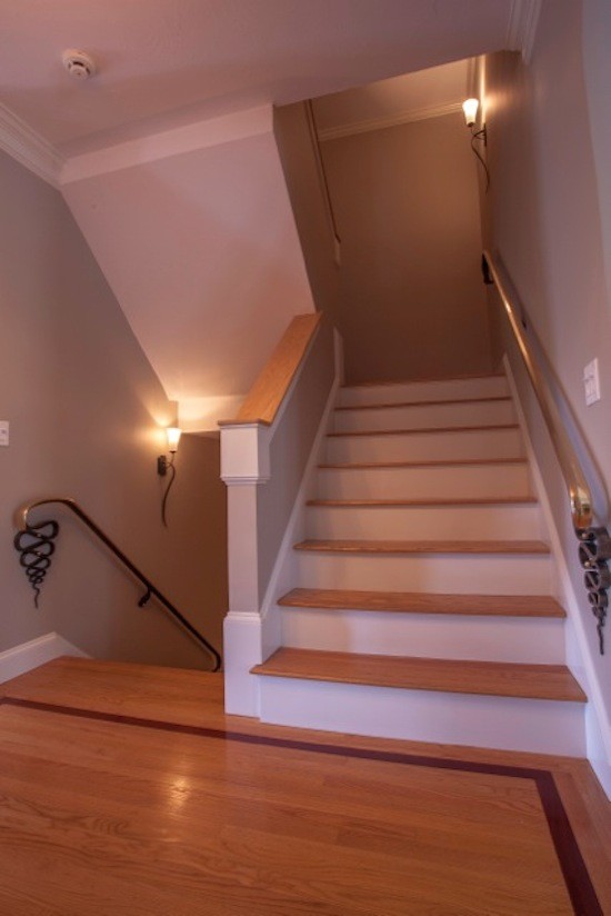 Cette photo montre un escalier droit chic de taille moyenne avec des marches en bois et des contremarches en bois.