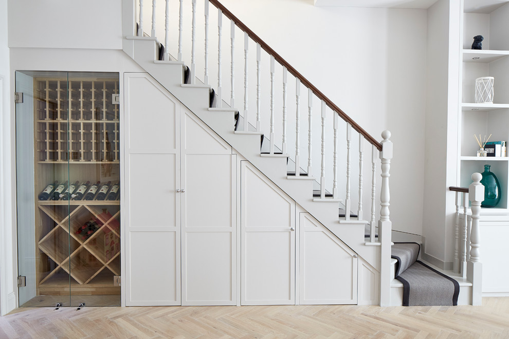 Источник вдохновения для домашнего уюта: лестница в стиле неоклассика (современная классика) с кладовкой или шкафом под ней