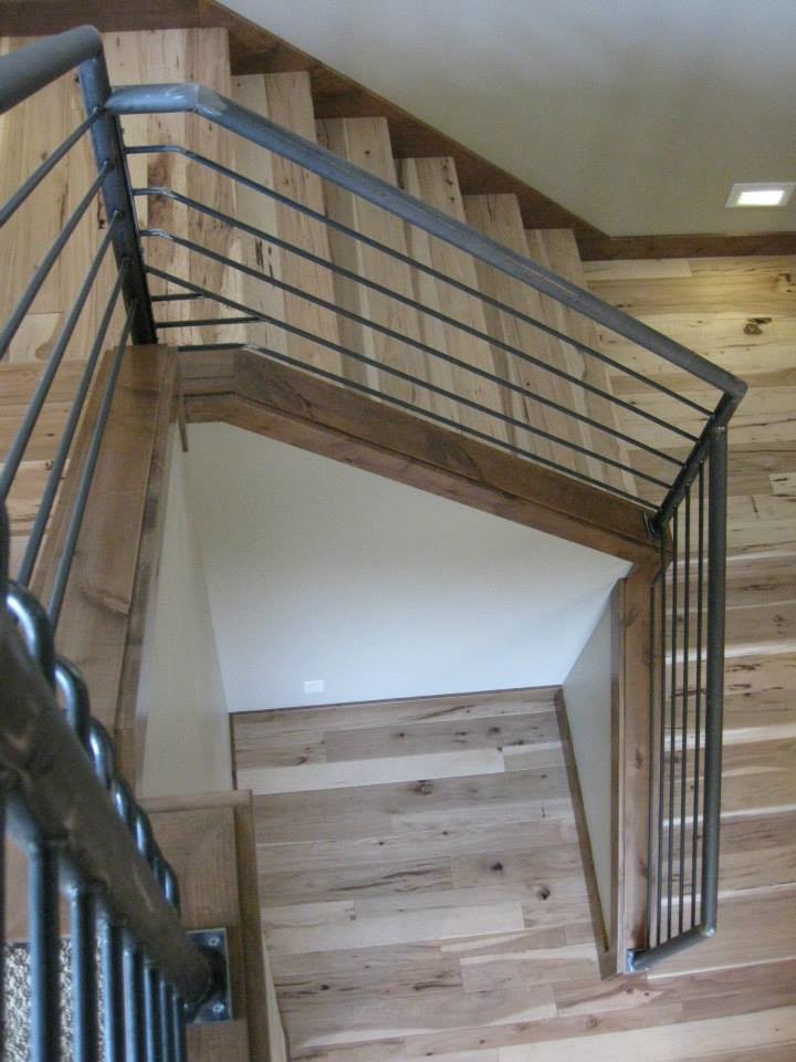 Ejemplo de escalera en U rústica grande con escalones de madera y contrahuellas de madera