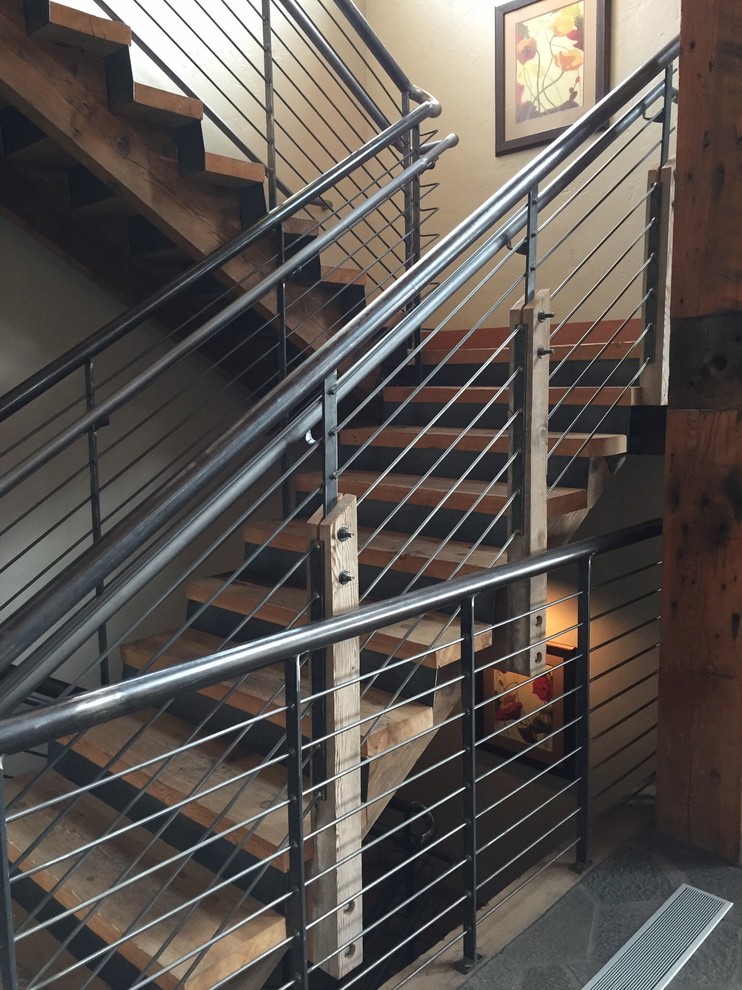 Modelo de escalera en L clásica renovada de tamaño medio sin contrahuella con escalones de madera