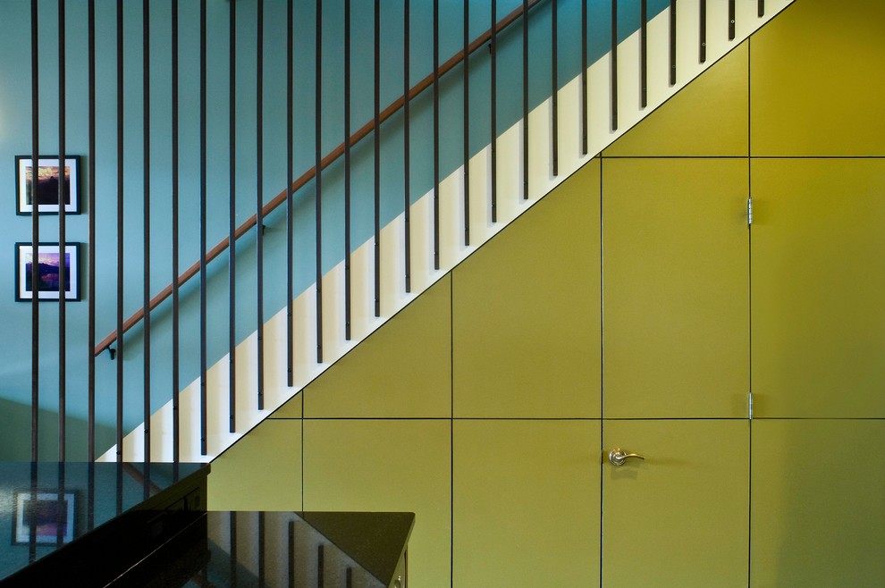Idées déco pour un escalier contemporain avec rangements.