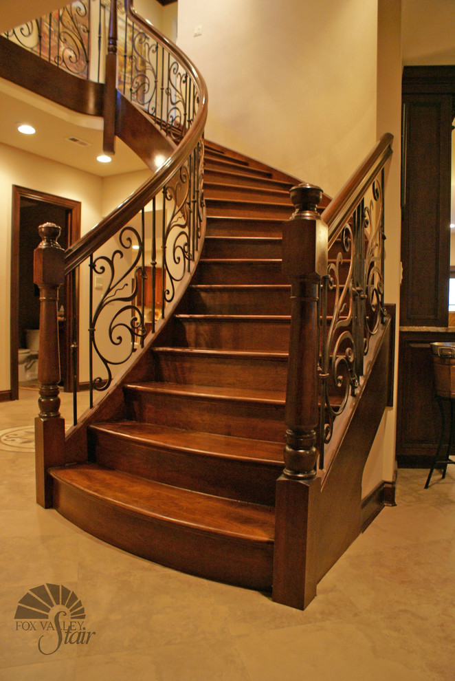 Réalisation d'un très grand escalier flottant tradition avec des marches en bois et des contremarches en bois.