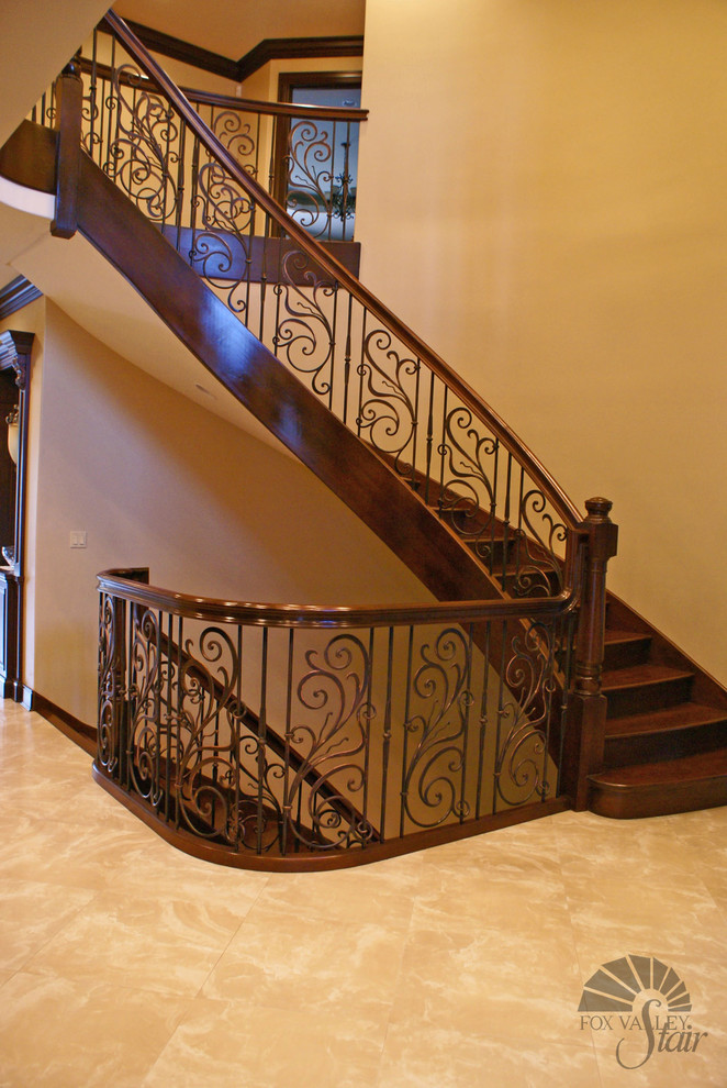 Идея дизайна: огромная деревянная лестница на больцах в классическом стиле с деревянными ступенями