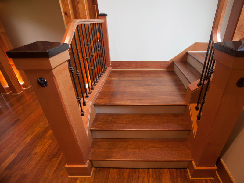 Diseño de escalera en L actual grande con escalones de madera y contrahuellas de madera pintada