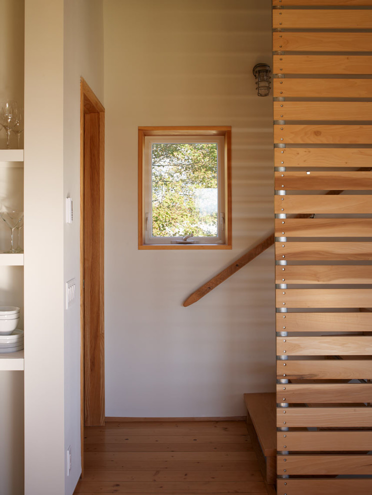 Свежая идея для дизайна: прямая лестница в стиле неоклассика (современная классика) с деревянными ступенями и деревянными перилами без подступенок - отличное фото интерьера