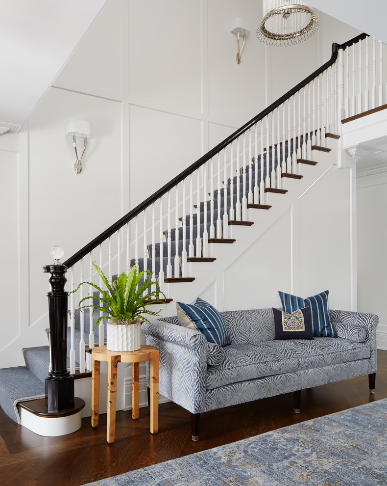 Пример оригинального дизайна: прямая лестница среднего размера в классическом стиле с деревянными ступенями и крашенными деревянными подступенками
