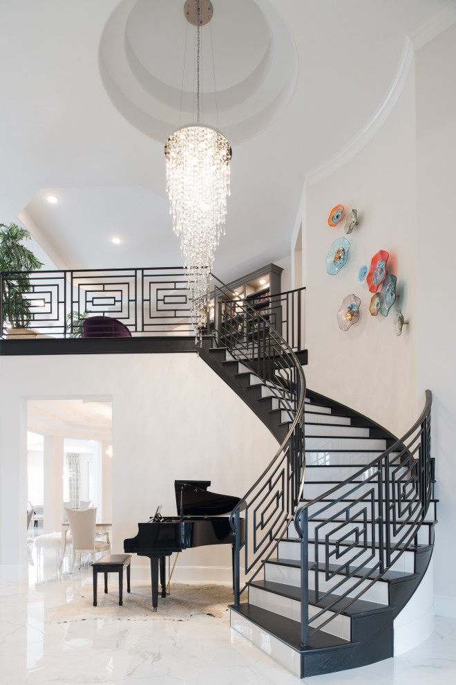 Свежая идея для дизайна: изогнутая лестница в стиле неоклассика (современная классика) с металлическими перилами - отличное фото интерьера