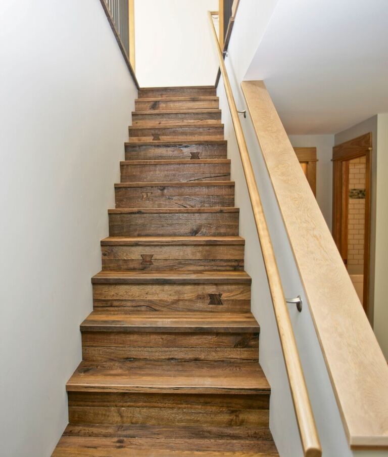 На фото: прямая деревянная лестница среднего размера в классическом стиле с деревянными ступенями и деревянными перилами