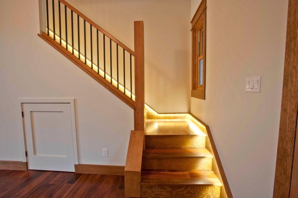 Ejemplo de escalera en L tradicional de tamaño medio con escalones de madera, contrahuellas de madera y barandilla de madera