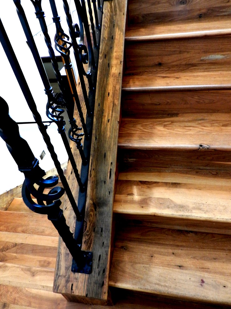 На фото: лестница в классическом стиле с
