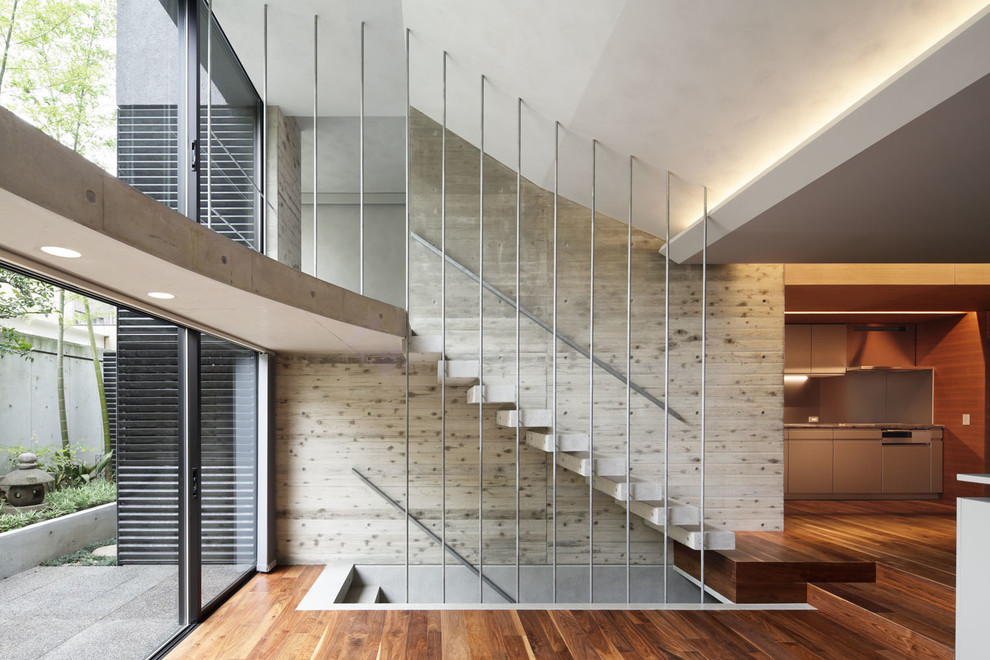 Стильный дизайн: прямая лестница в современном стиле с бетонными ступенями без подступенок - последний тренд