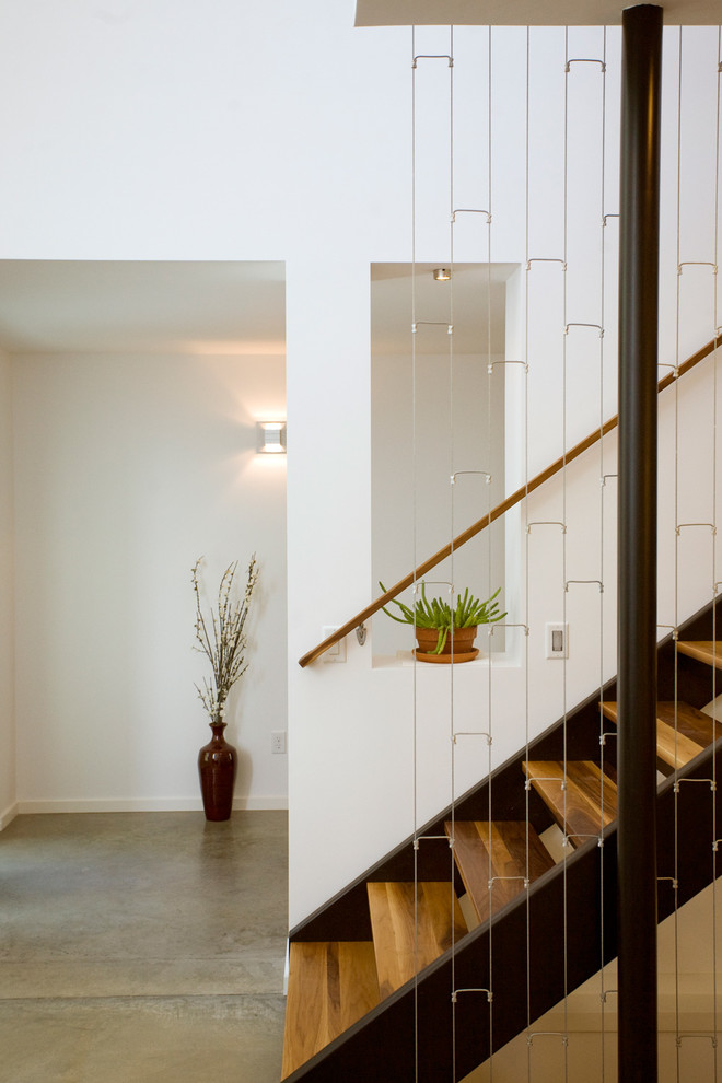 Cette photo montre un escalier sans contremarche droit tendance avec des marches en bois.