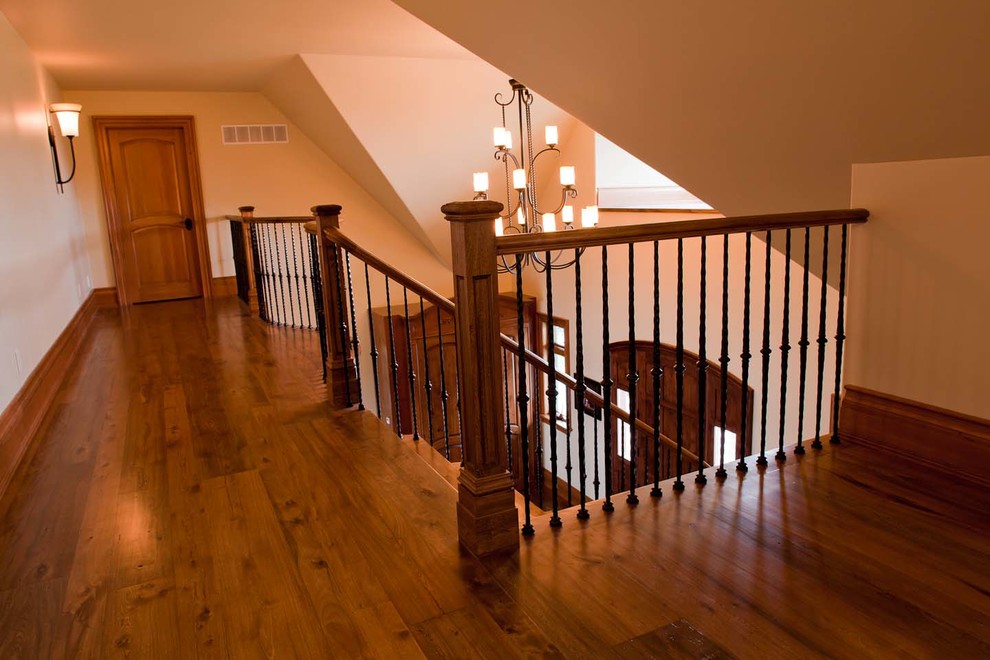 Modelo de escalera en L de estilo americano de tamaño medio con escalones de madera y contrahuellas de madera