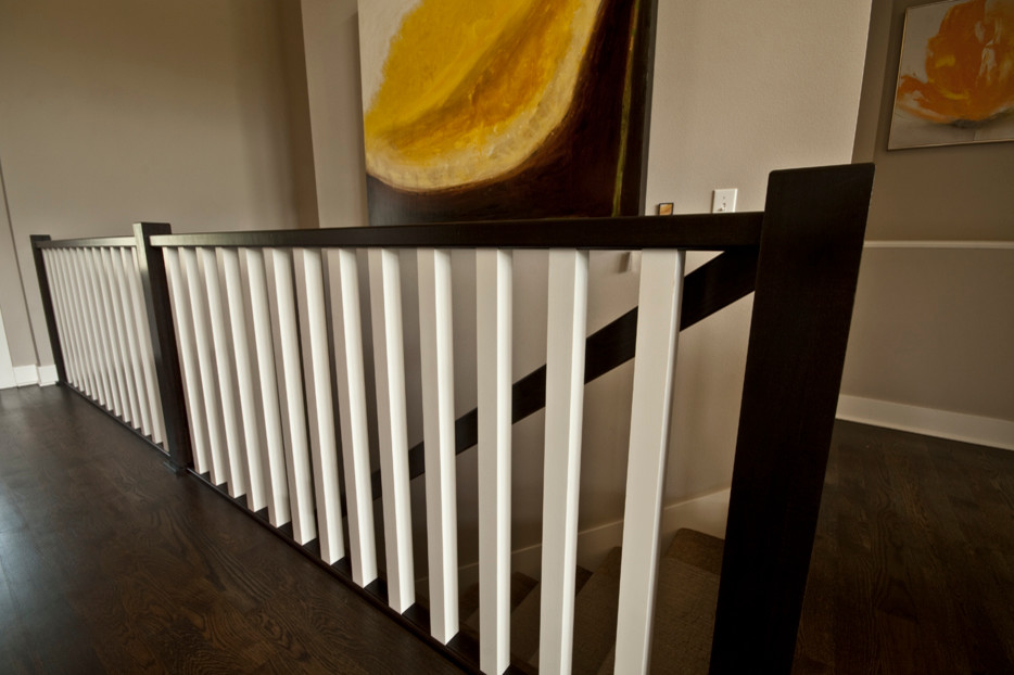 Idée de décoration pour un escalier design en L avec des marches en moquette et des contremarches en moquette.
