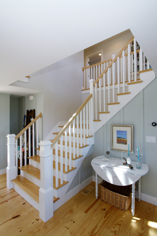 Свежая идея для дизайна: изогнутая лестница среднего размера в морском стиле с деревянными ступенями и крашенными деревянными подступенками - отличное фото интерьера