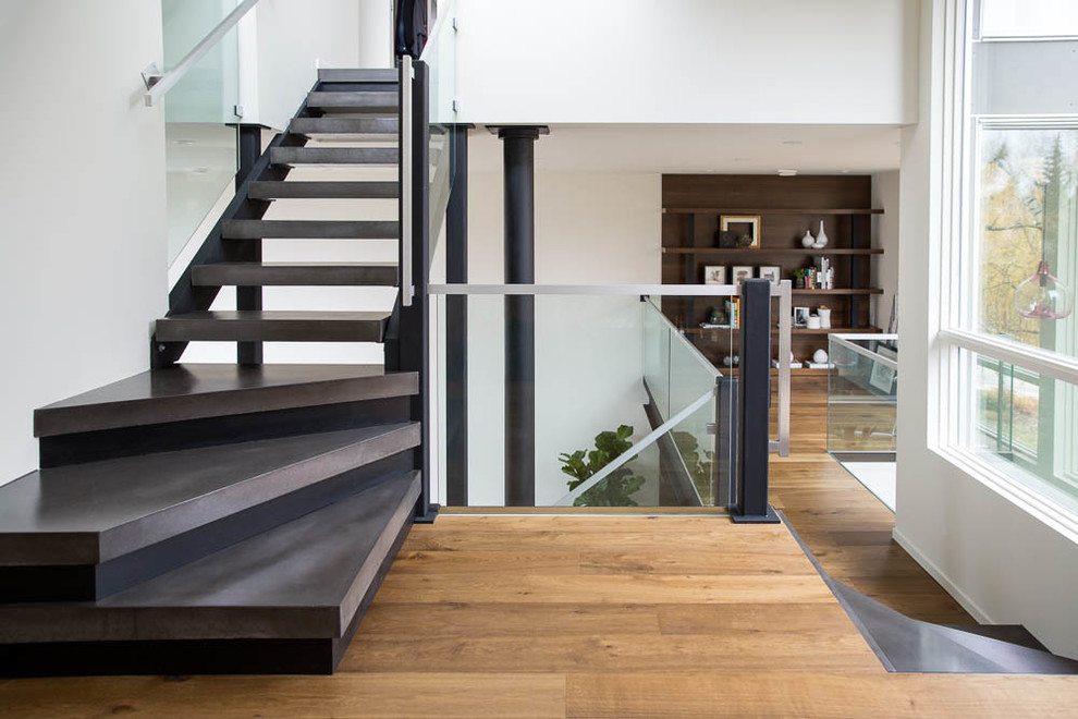 Свежая идея для дизайна: лестница среднего размера в стиле модернизм - отличное фото интерьера