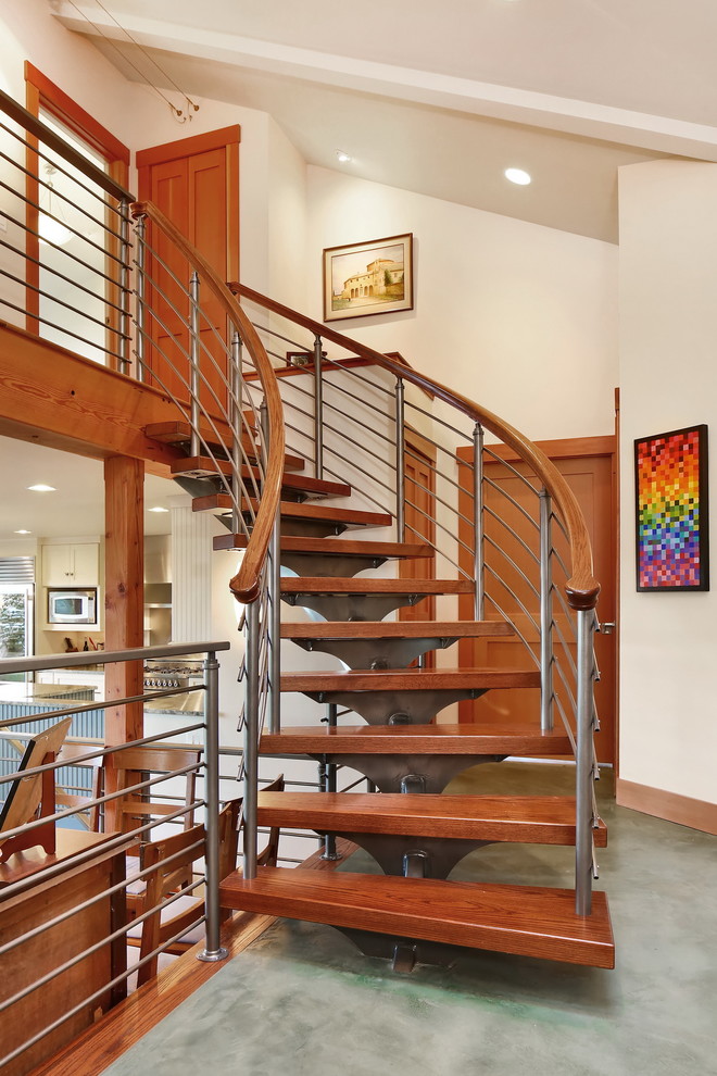 Inspiration pour un escalier courbe marin avec des marches en bois, des contremarches en métal et un garde-corps en matériaux mixtes.