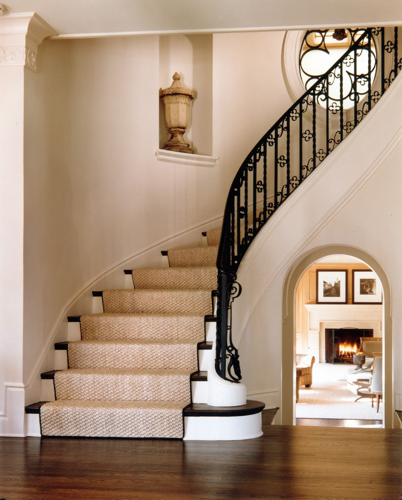 Inspiration pour un escalier courbe traditionnel avec des marches en bois et des contremarches en bois.