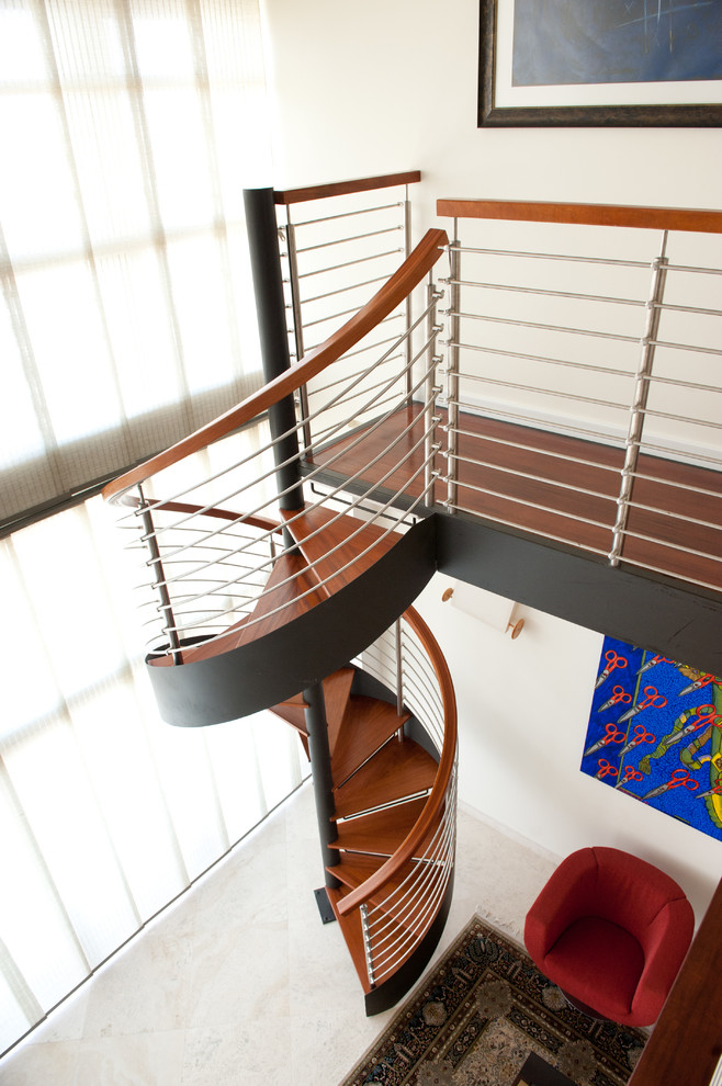 Foto de escalera de caracol contemporánea grande sin contrahuella con escalones de madera y barandilla de varios materiales